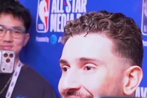 KD赛后经常刷手机吗？申京笑答：我不谈更衣室的事😃