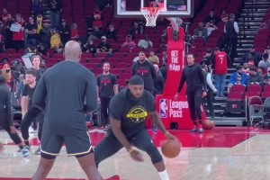 经典动作🔥詹姆斯vs火箭赛前定点运球热身~